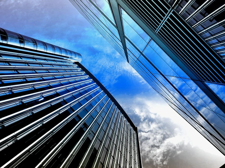 Facciata moderna di un edificio per uffici che riflette il cielo.